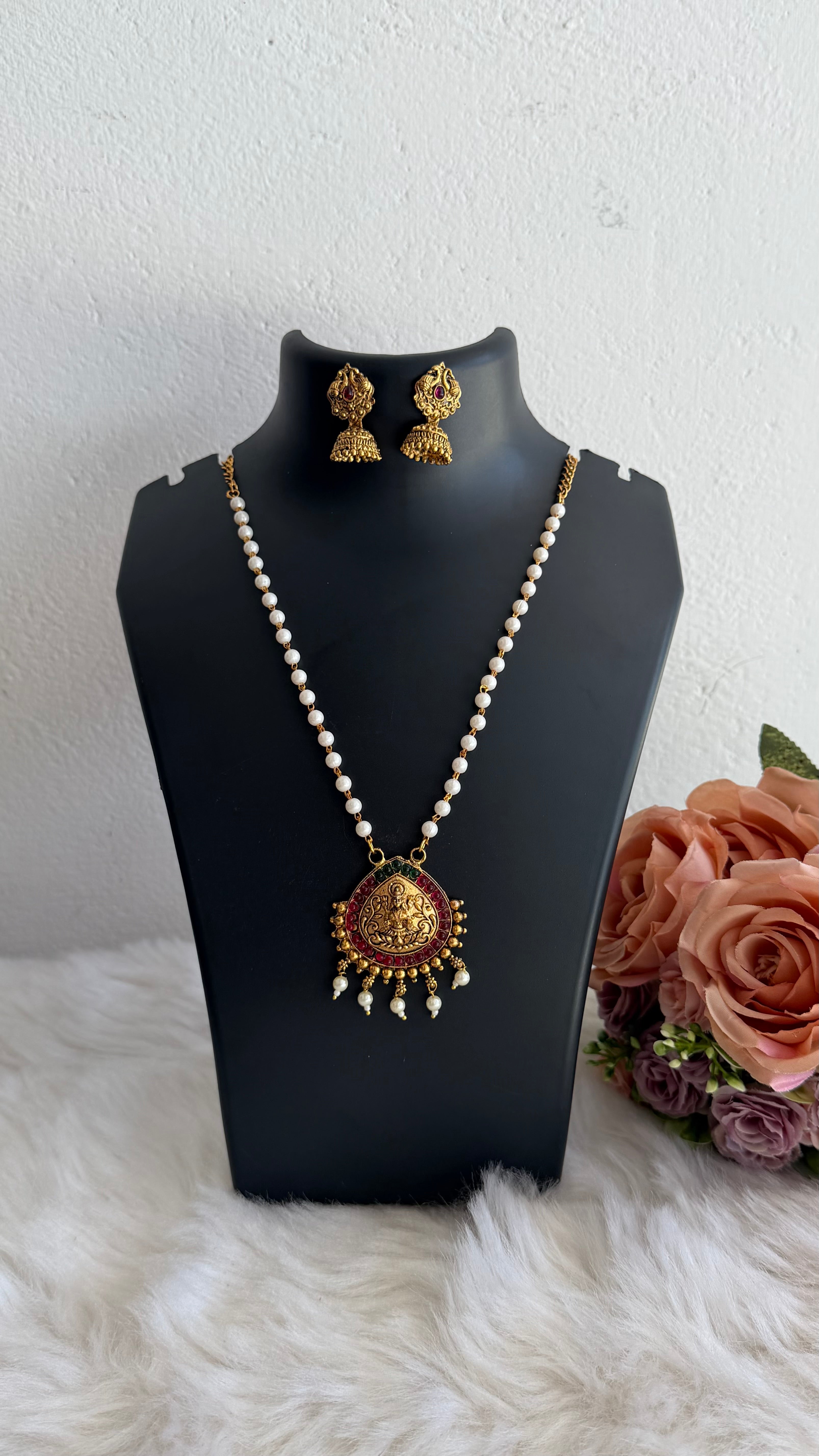 Lakshmi pearl pendant set